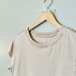 Universal thread blush/taupe basic tee